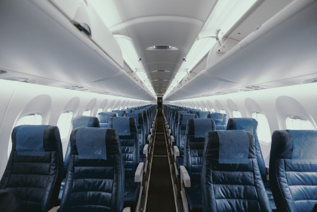 biznes w czasach epidemii koronawirusa: puste samoloty pasażerskie